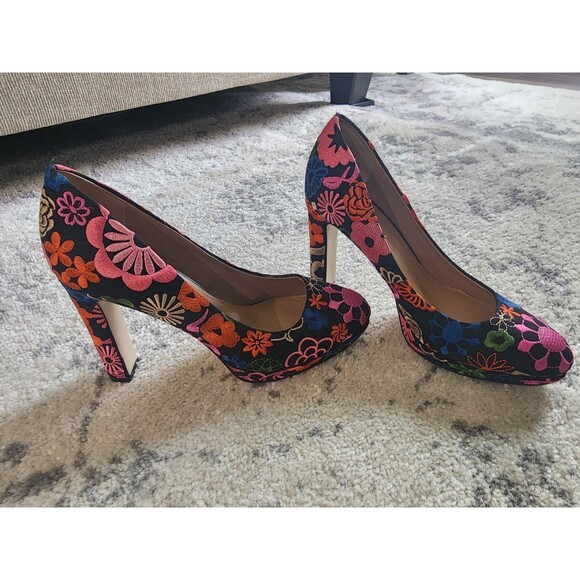 Tahari Shoes - Tahari Brentwood embroidered High Heels Size 9 M Gorgeous High End